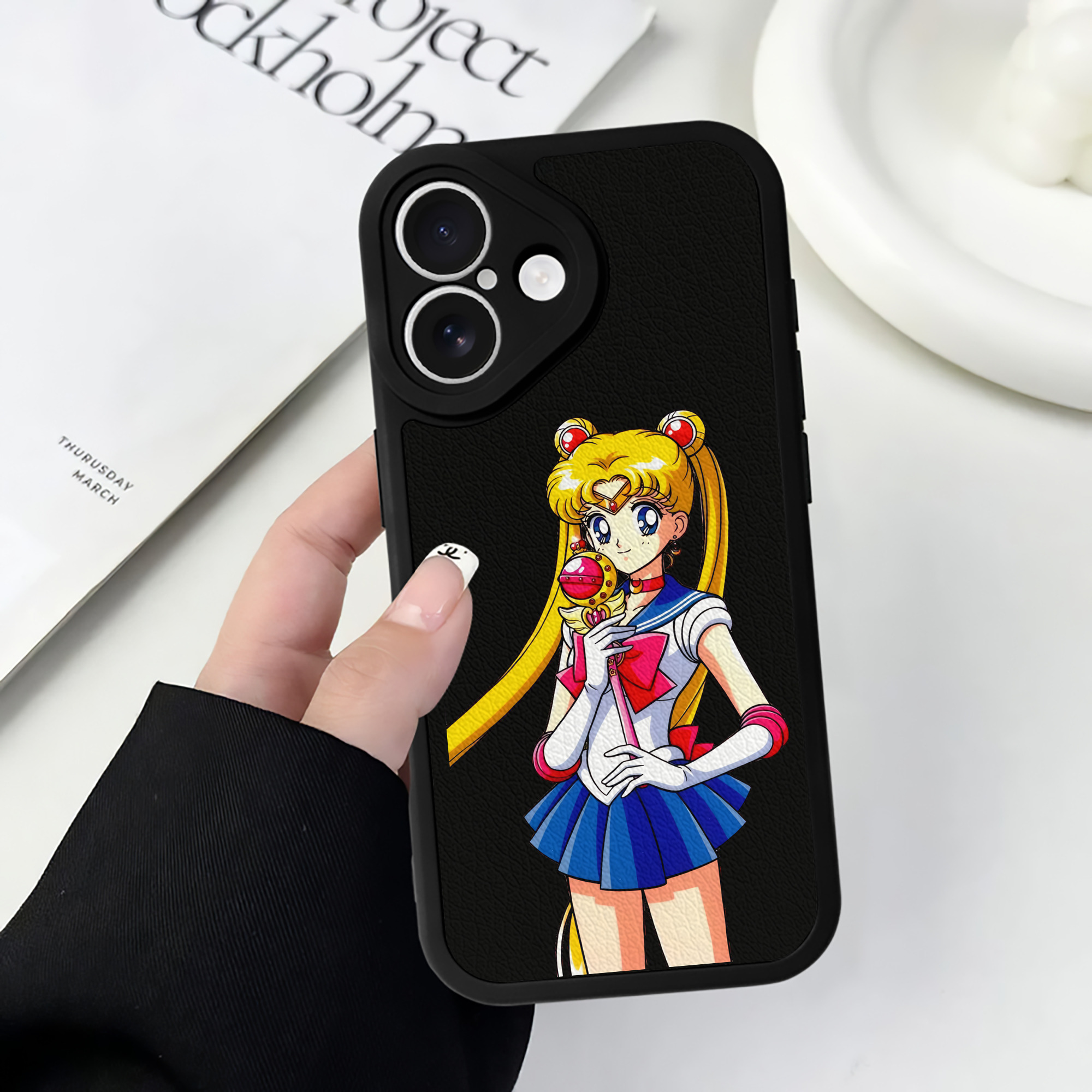 （画像用） 美少女戦士セーラームーン 月野 うさぎ つきの うさぎ Sailor Moon Tsukino Usagi 【iPhone 16シリーズ対応】シリコンスマホケース（レザー調） 材質：シリコン